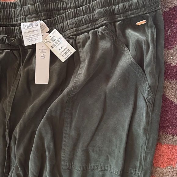 Victoria Secrets Drawstring Sweatpants Joggers in forest green - Picture 5 of 5